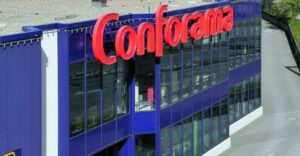 Aveva esploso diversi colpi di pistola davanti ad un negozio di telefonia ferendo un uomo che è...