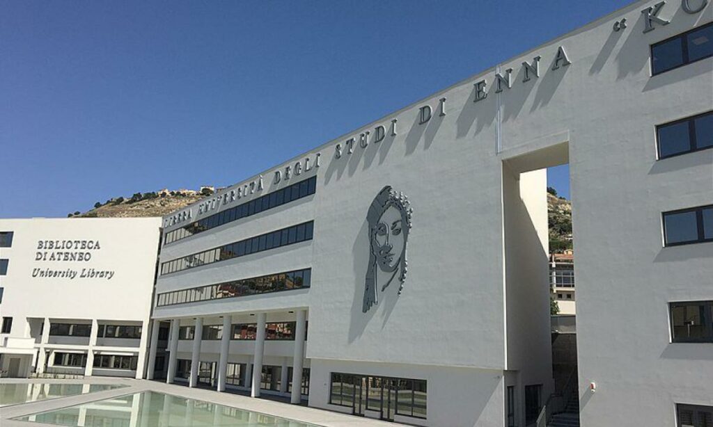 Università Kore, laureati i primi 50 medici: due terzi sono donne