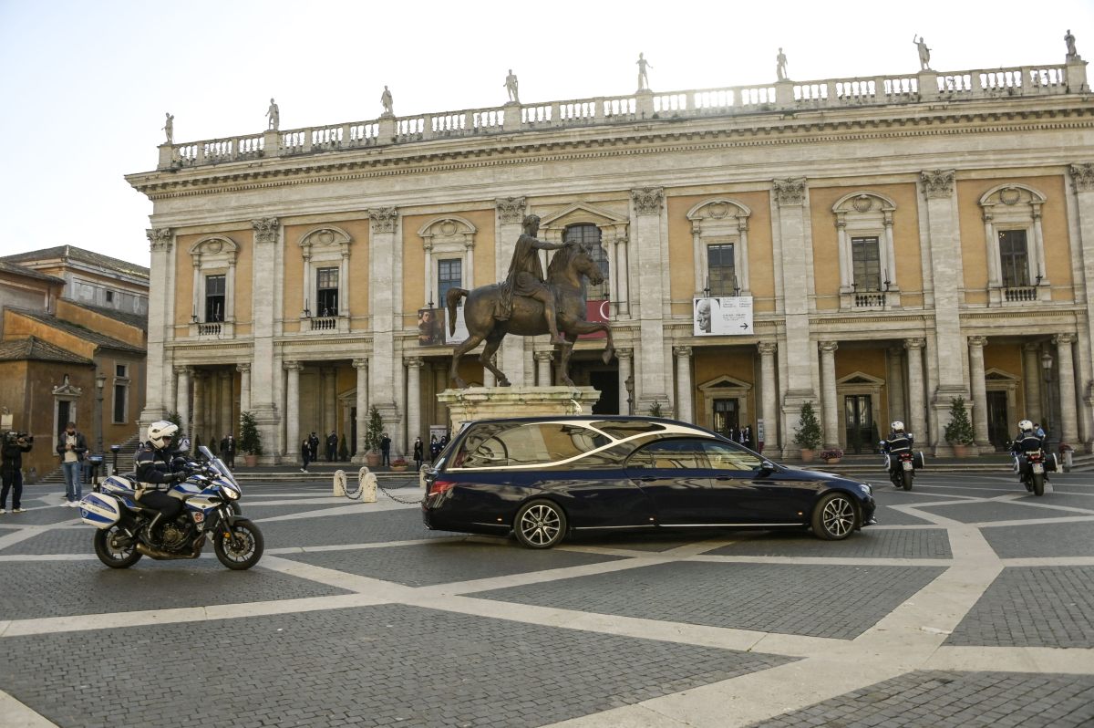 L’ultimo saluto a Stefano D’Orazio, i fan intonano “Pensiero”