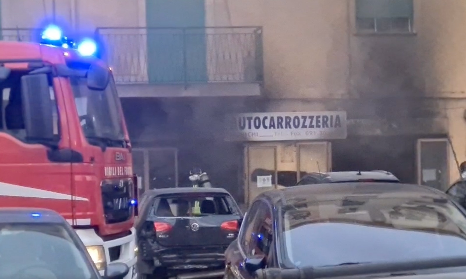 Il boato, poi il fumo: incendio in autocarrozzeria di via Notarbartolo