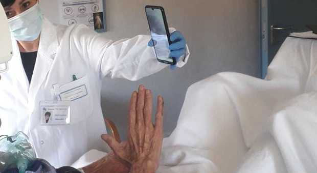 Tablet ai pazienti dell’Ospedale di Siracusa per parlare con i cari