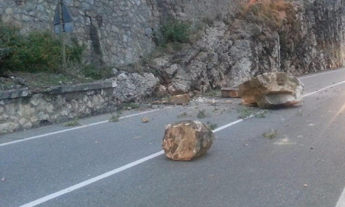 Masso della Rocca finisce su una casa, tragedia sfiorata a Cefalù