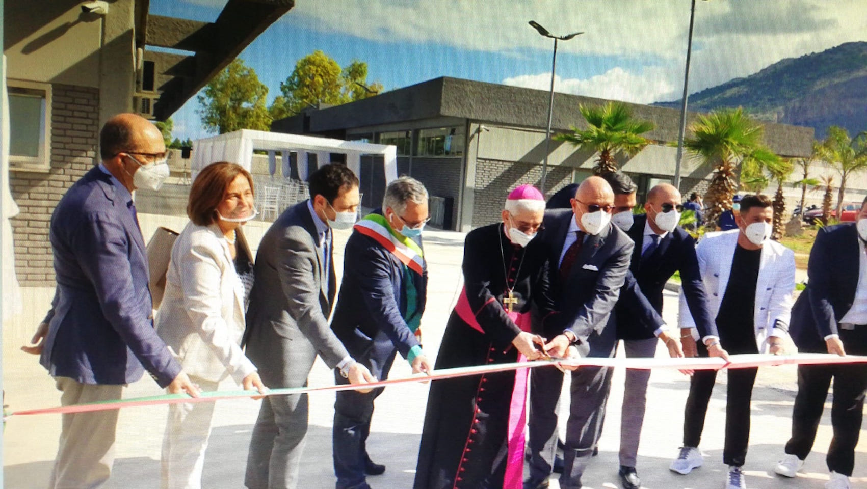 Fondi per le aziende che hanno riconvertito la produzione in Dpi