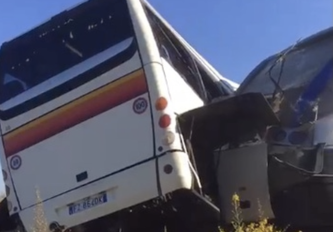 Bus travolto da un treno a Vittoria, tanta paura ma nessun ferito