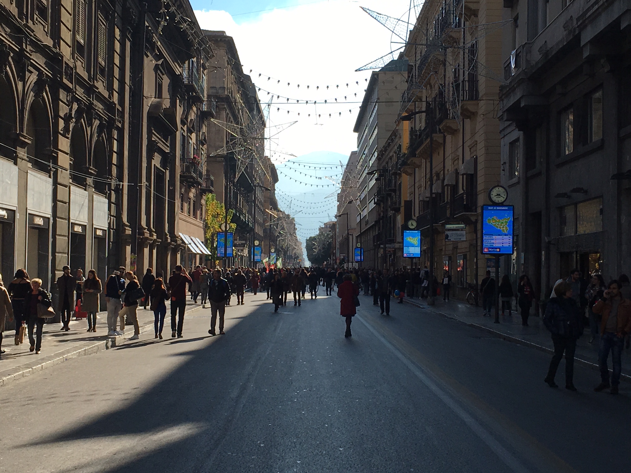 Negozi aperti la domenica pomeriggio: lo decide la Regione