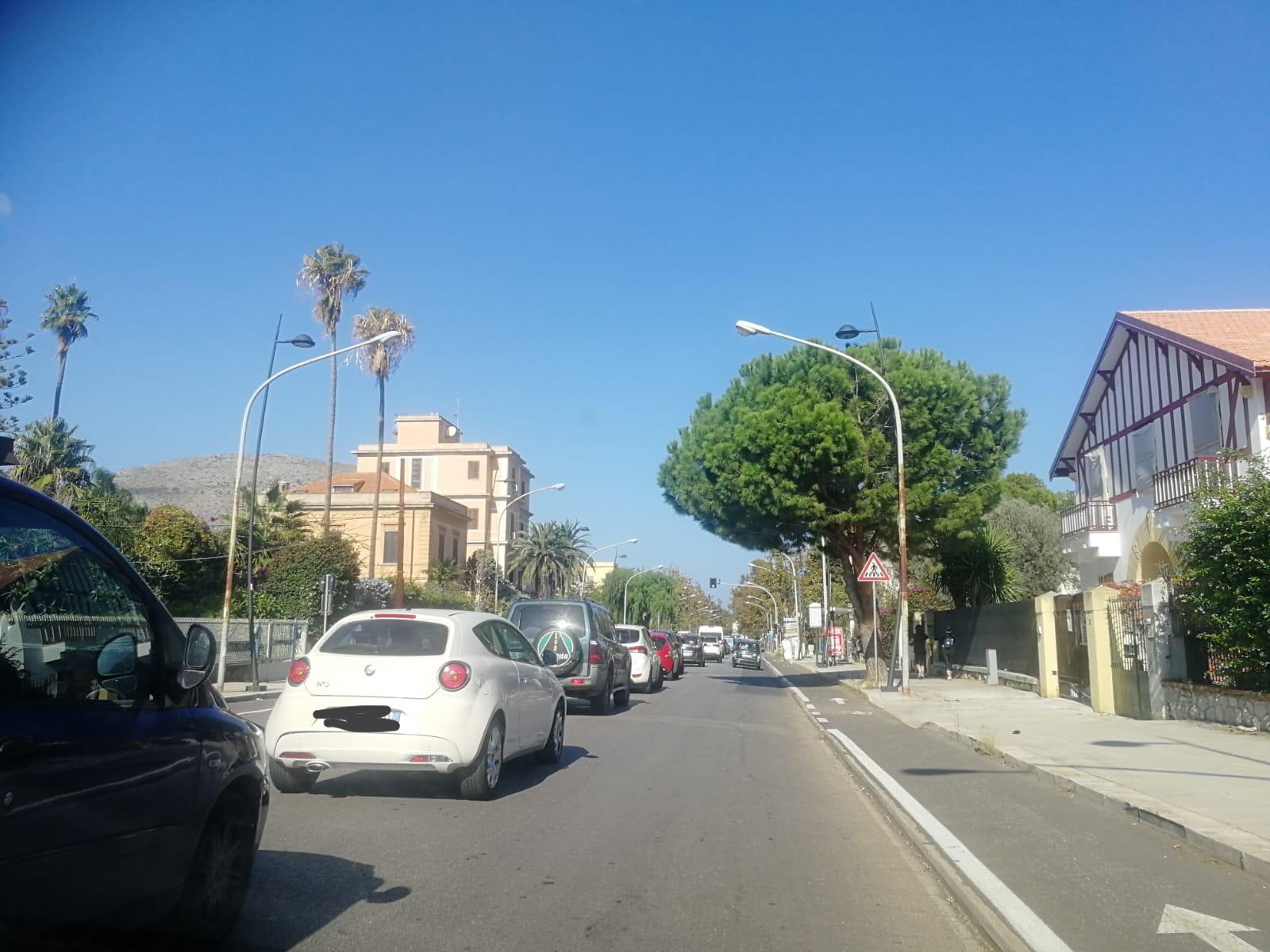 Assembramenti a Palermo mentre gli ospedali sono in affanno