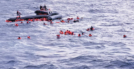 Neonato morto dopo il  naufragio: la salma portata a Lampedusa