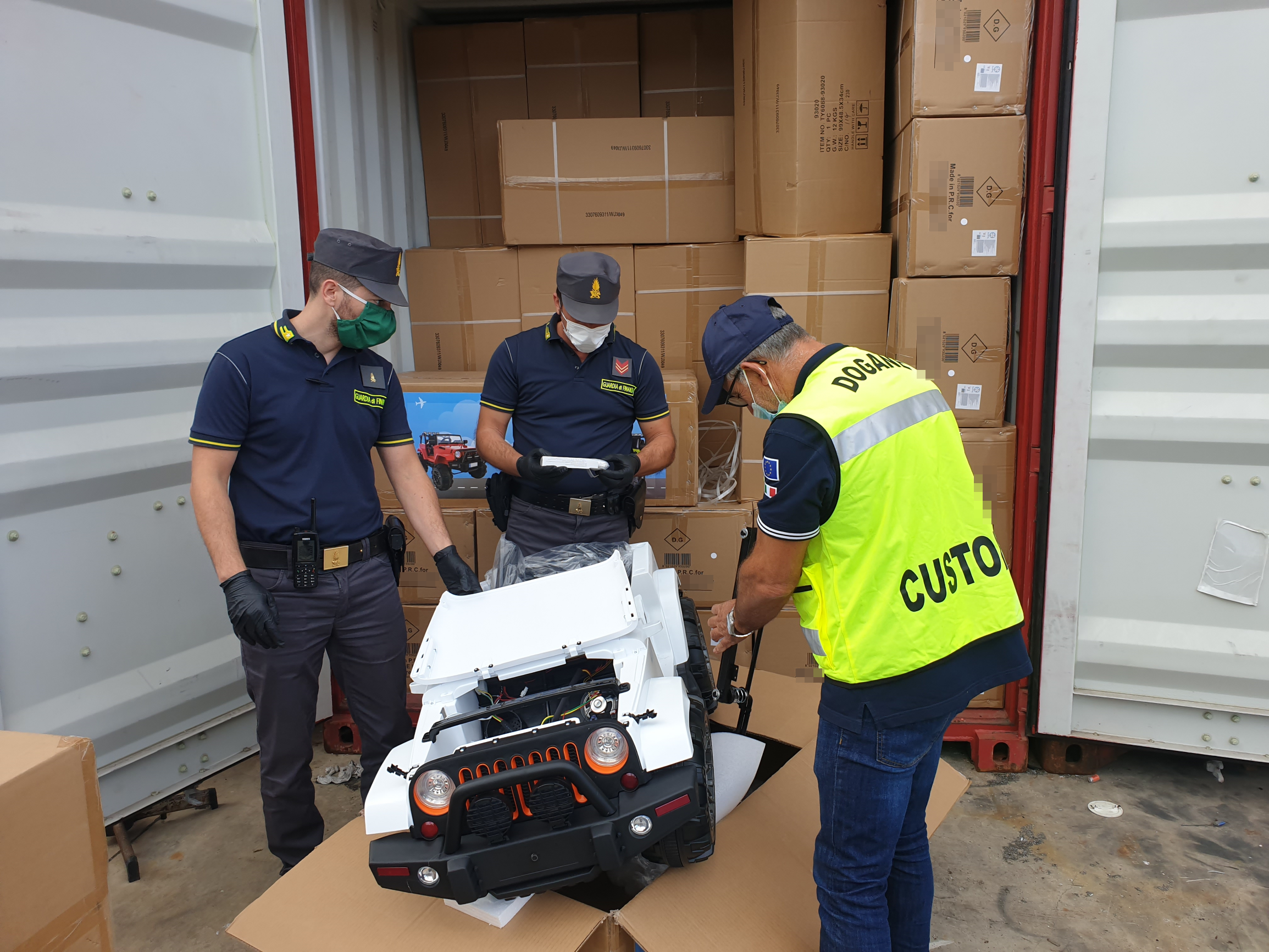 Sequestrate jeep giocattolo al porto di Palermo: carico cinese