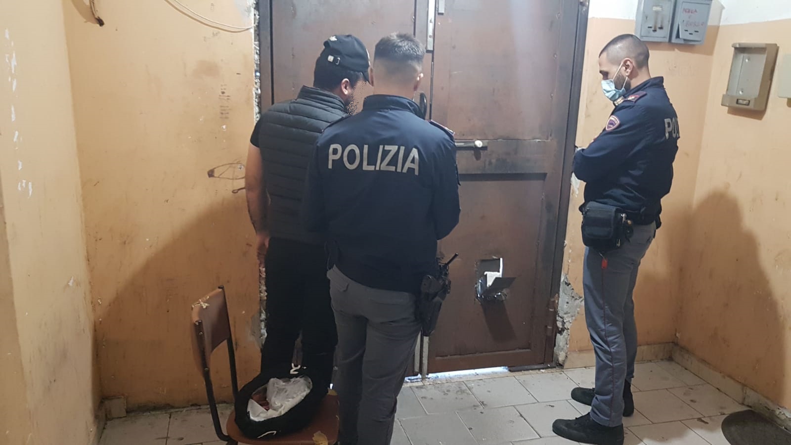 Catania, vendeva marijuana in sala scommesse chiusa: arrestato