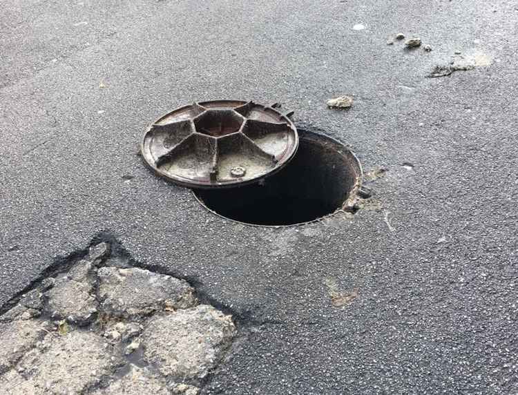 Palermo, auto finisce su un tombino aperto e si ribalta