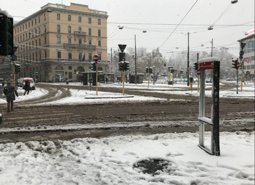 Nevica nel Nord Italia, risveglio “bianco” per Milano