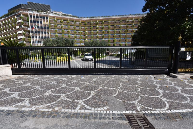 Turismo, presenze dimezzate negli esercizi ricettivi