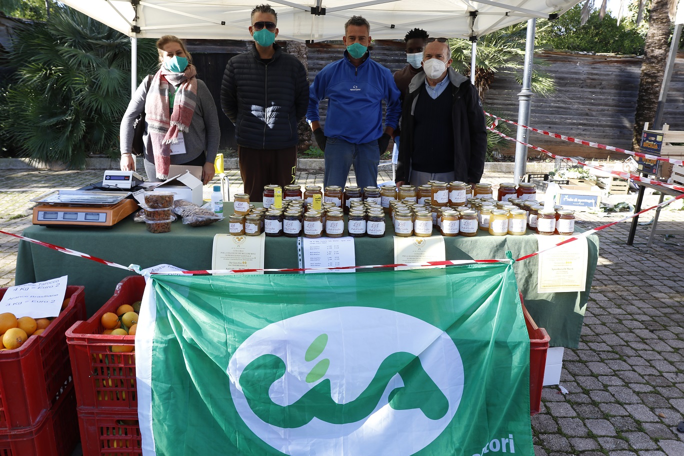 Generi alimentari per bisognosi al mercato contadino Cia a Palermo