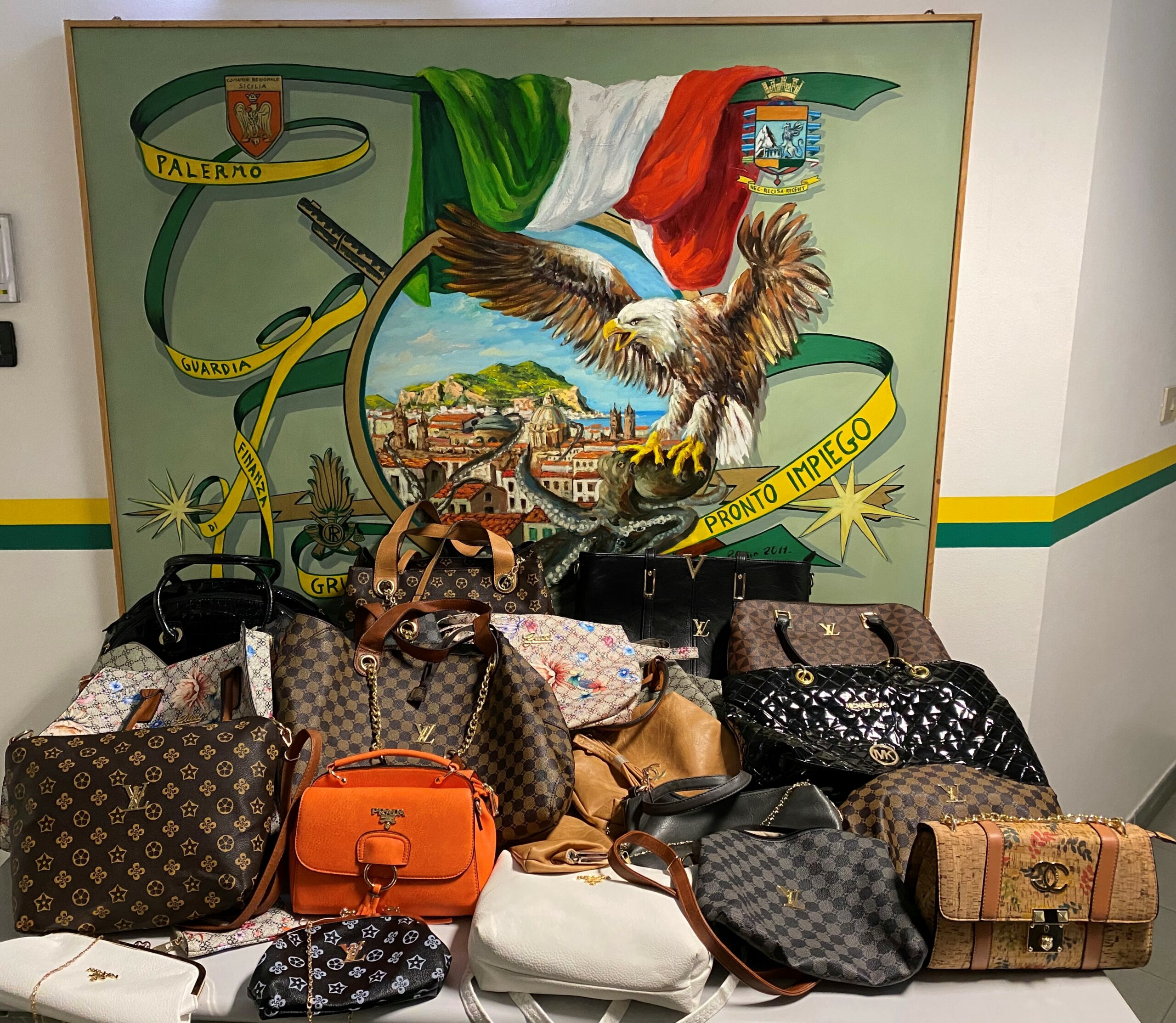 Sequestrati prodotti contraffatti in un negozio di Palermo