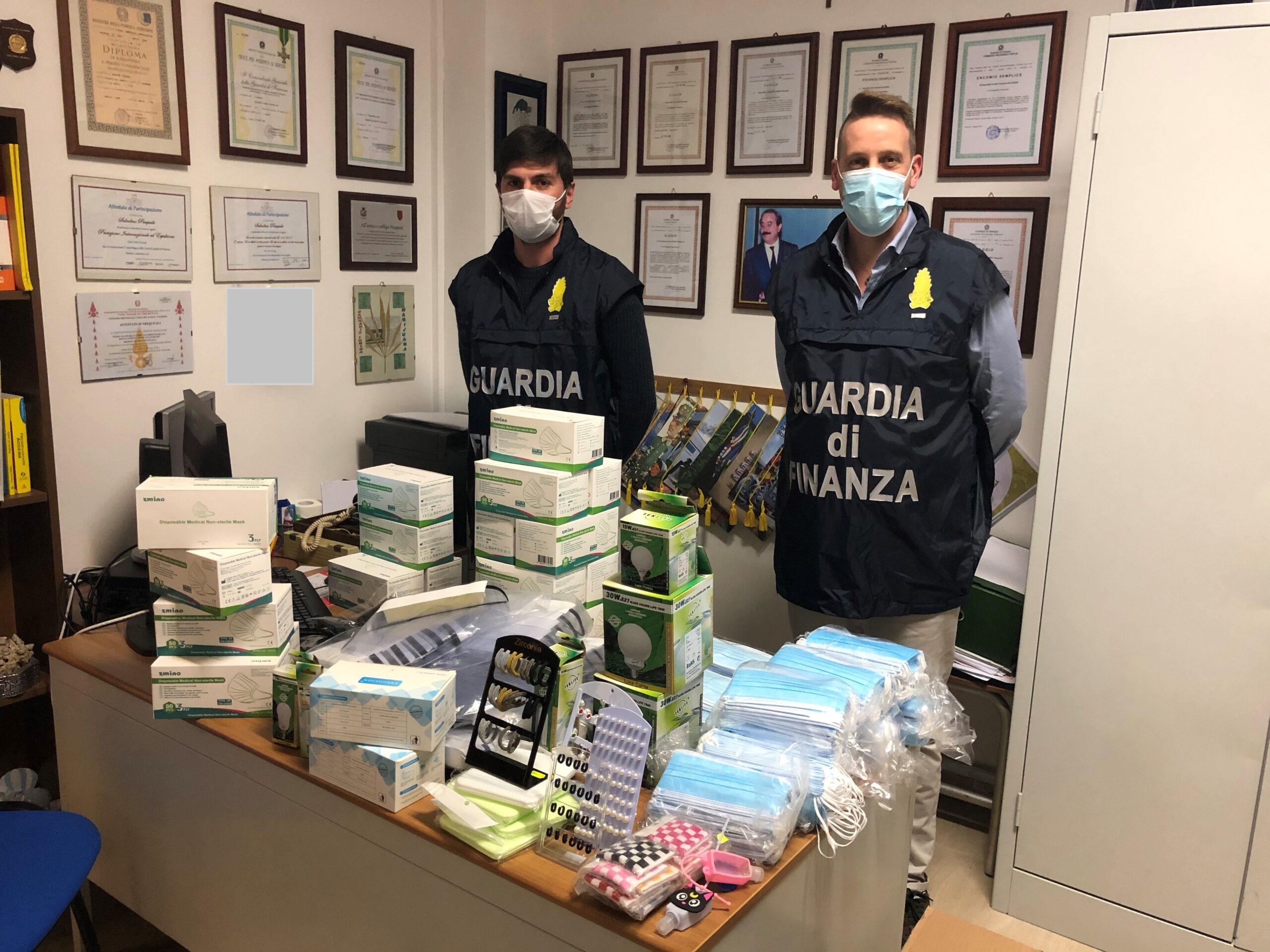 Sequestrate mascherine e prodotti da fumo senza autorizzazione