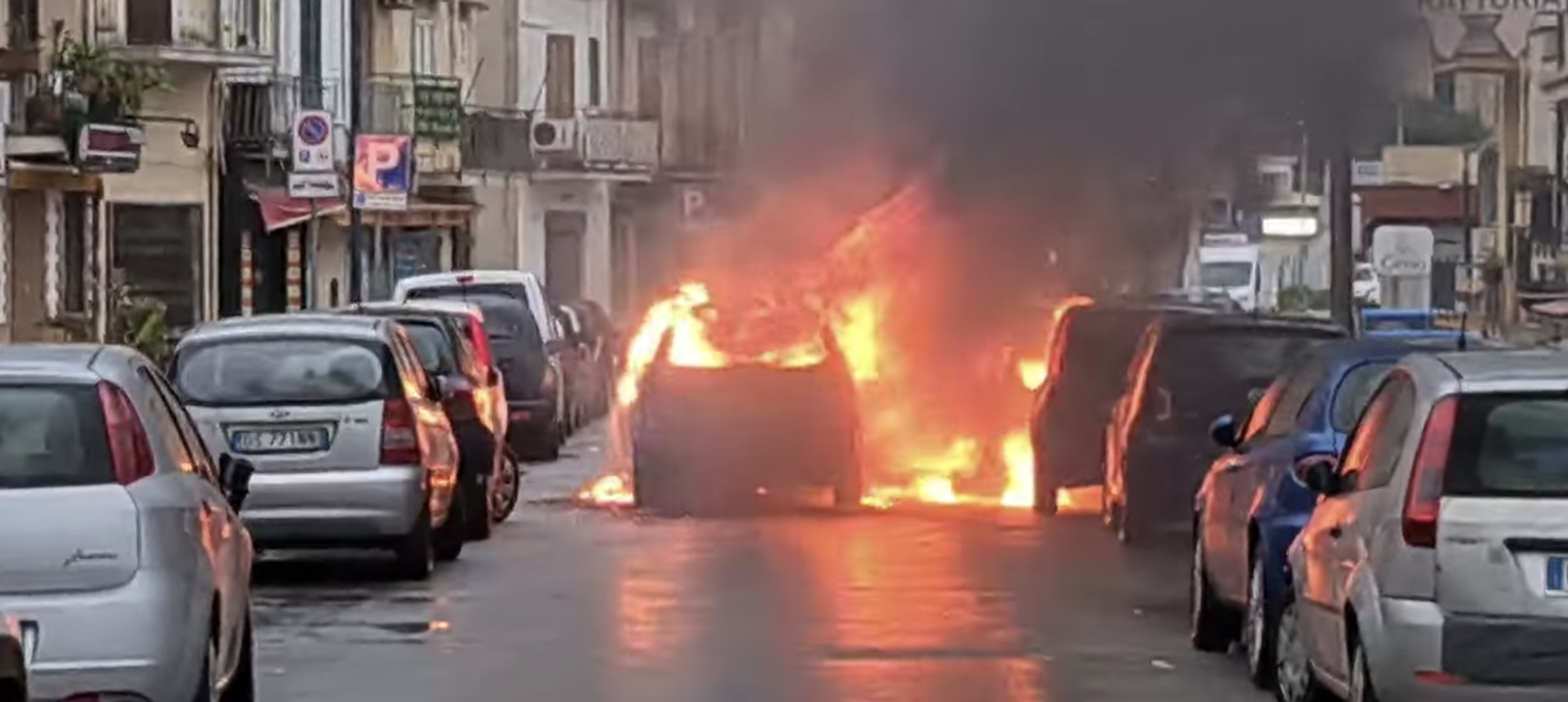 Auto a fuoco a Sferracavallo, paura tra gli abitanti e i commercianti