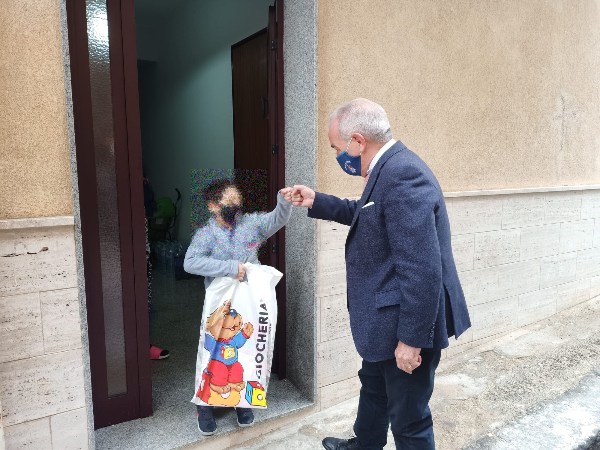 Un bimbo di Licata guarisce dal Covid e il sindaco lo va a trovare