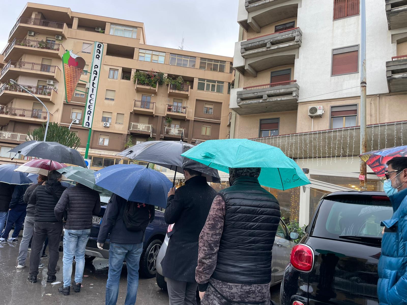 Santa Lucia a Palermo, in fila sotto la pioggia per l’arancina