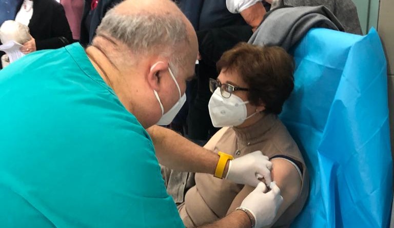 Siracusa, vaccinati i primi 10 operatori sanitari contro il Covid