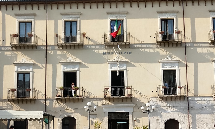 Bottiglia incendiara davanti il Comune di Favara: indagini in corso