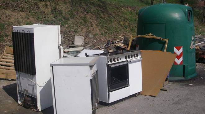 Abbandono ingombranti Palermo: beccato mentre li lascia in strada