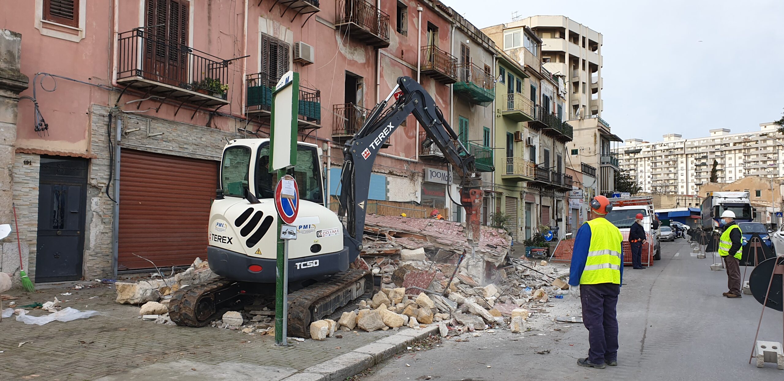 Demolito chiosco pericolante in via Messina Marine a Palermo