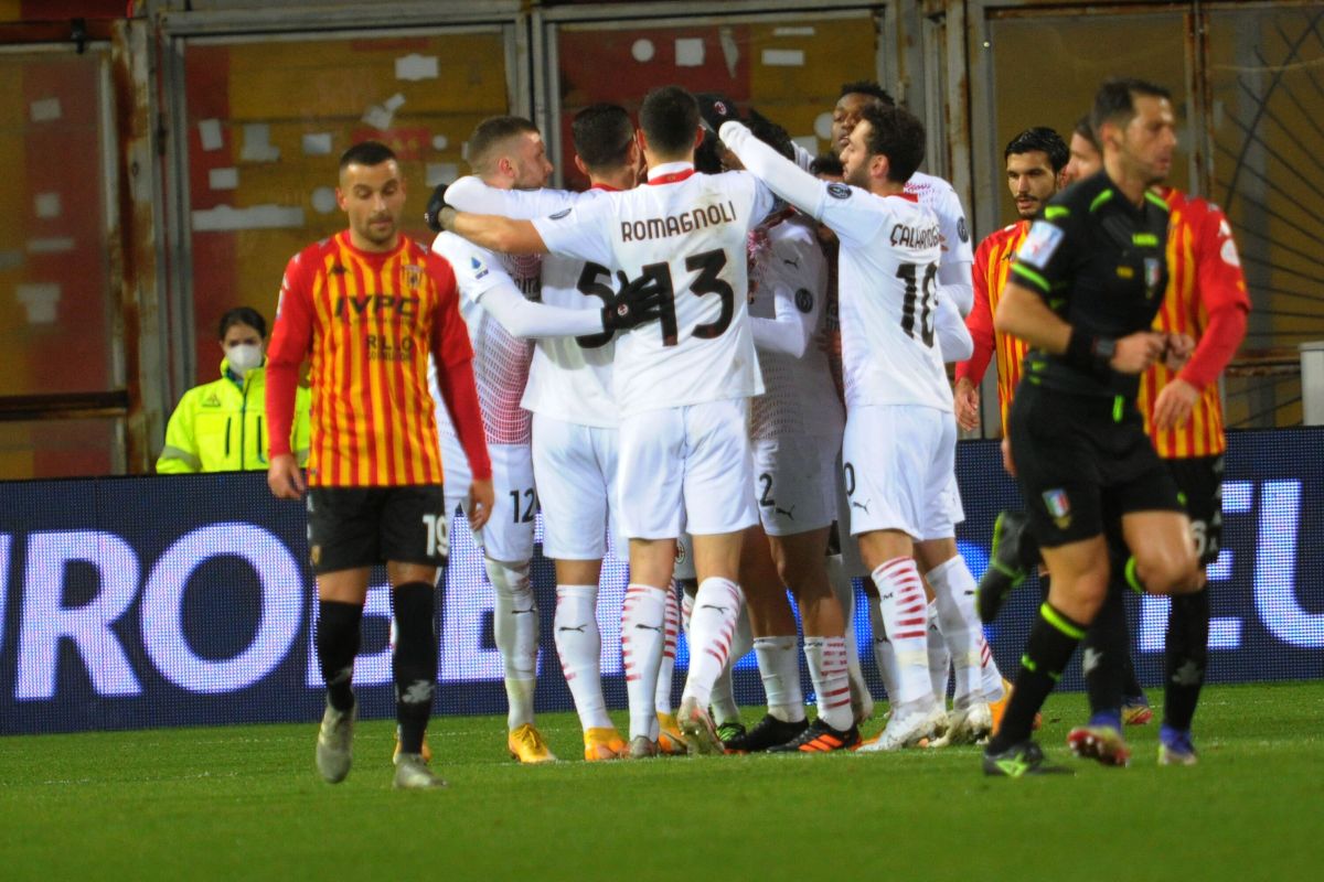 Il Milan vince a Benevento e rimane in vetta alla Serie A