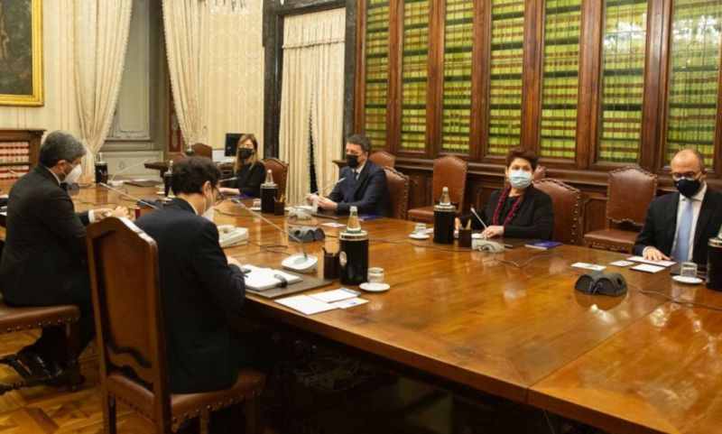 Renzi “Preferiamo un governo politico, ma serve documento scritto”