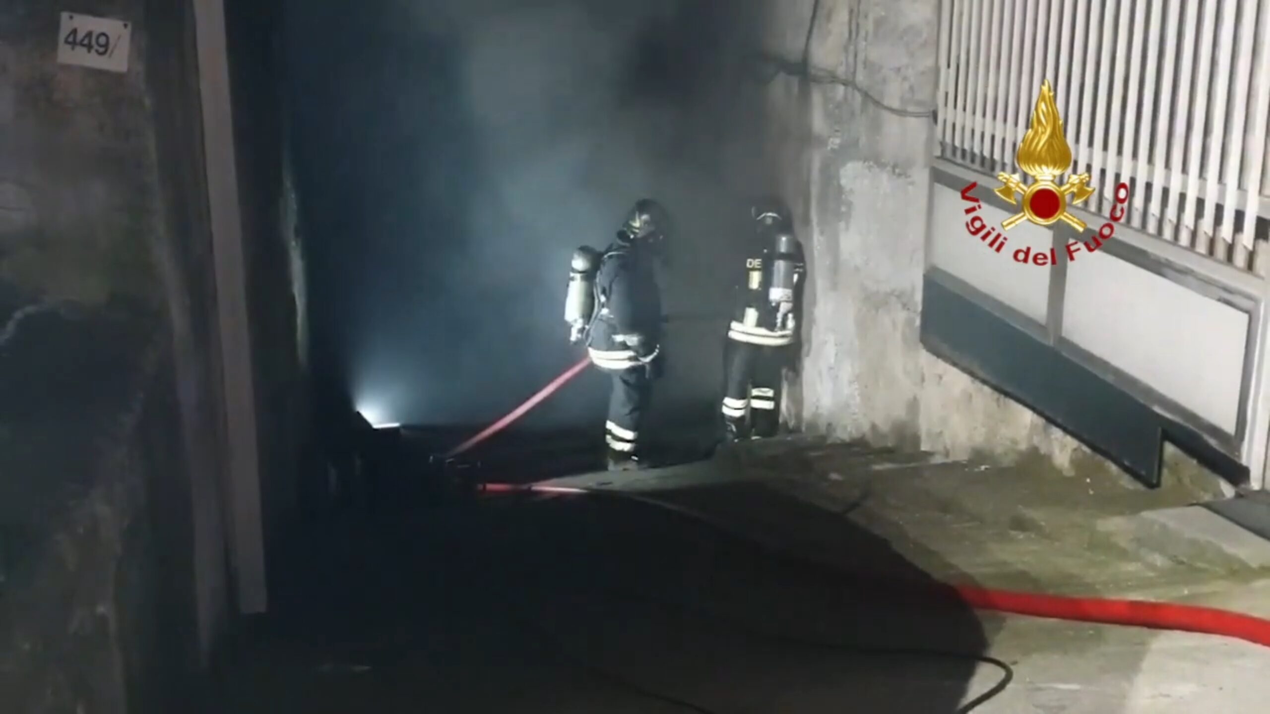 Palermo, incendio via Altofonte: brucia deposito di cartone