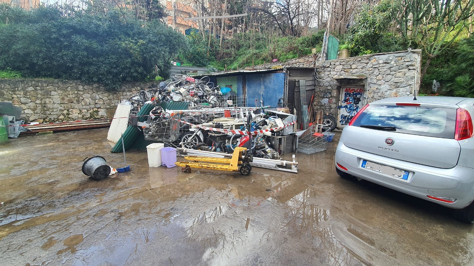 Area abusiva di trattamento rifiuti sequestrata a Palermo