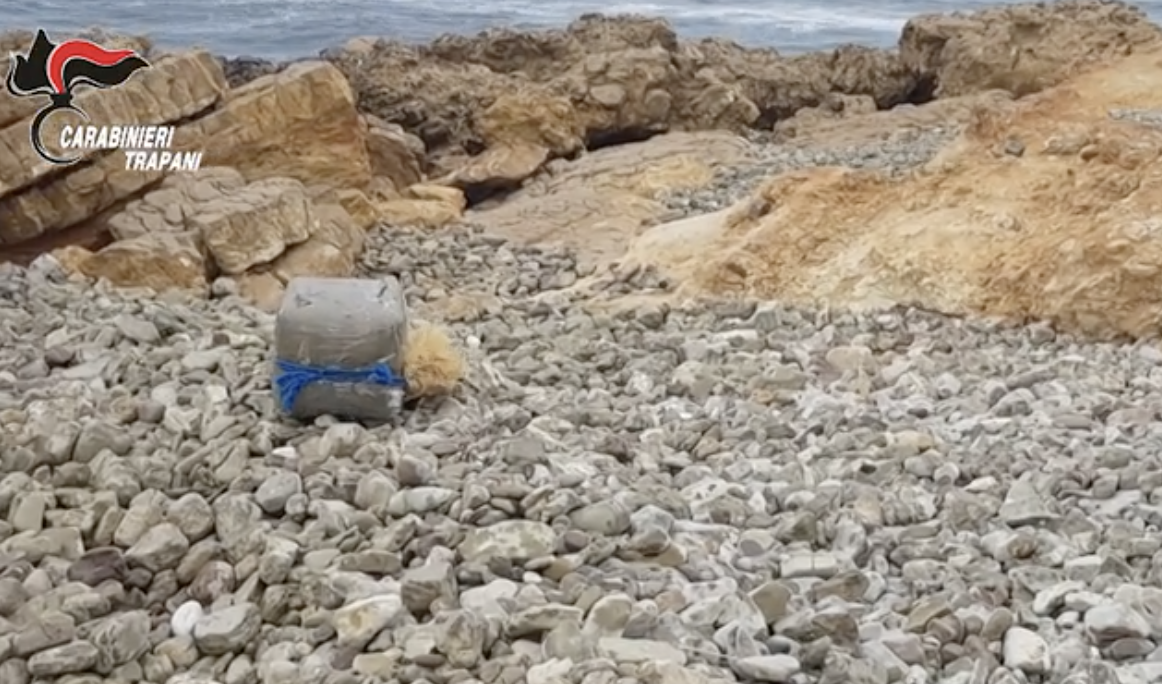 Il giallo dei pacchi di droga sulle spiagge siciliane: metodo collaudato