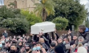 Una bara bianca e tanta gente intorno, in centinaia hanno voluto partecipare all'ultimo saluto ad...