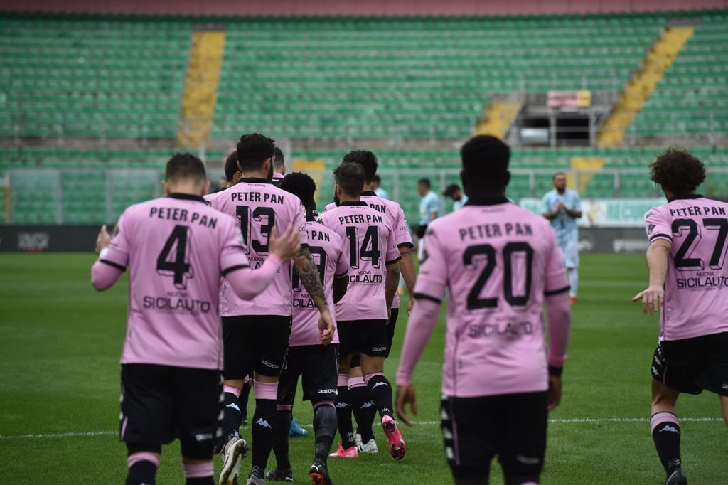 Palermo Calcio, le maglie “Peter Pan” vanno all’asta per ricostruire l’asilo