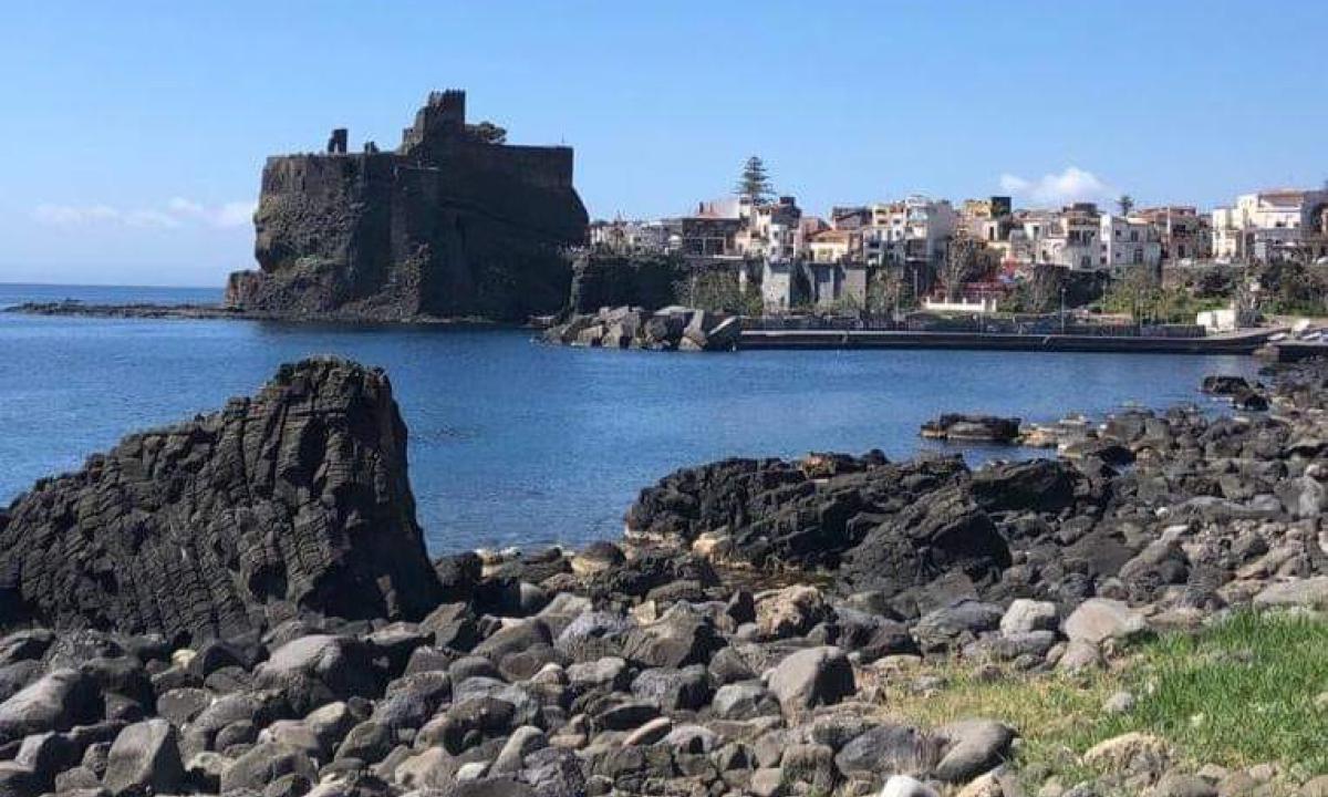 Anziano accoltella figlio con disturbi mentali ad Acicastello