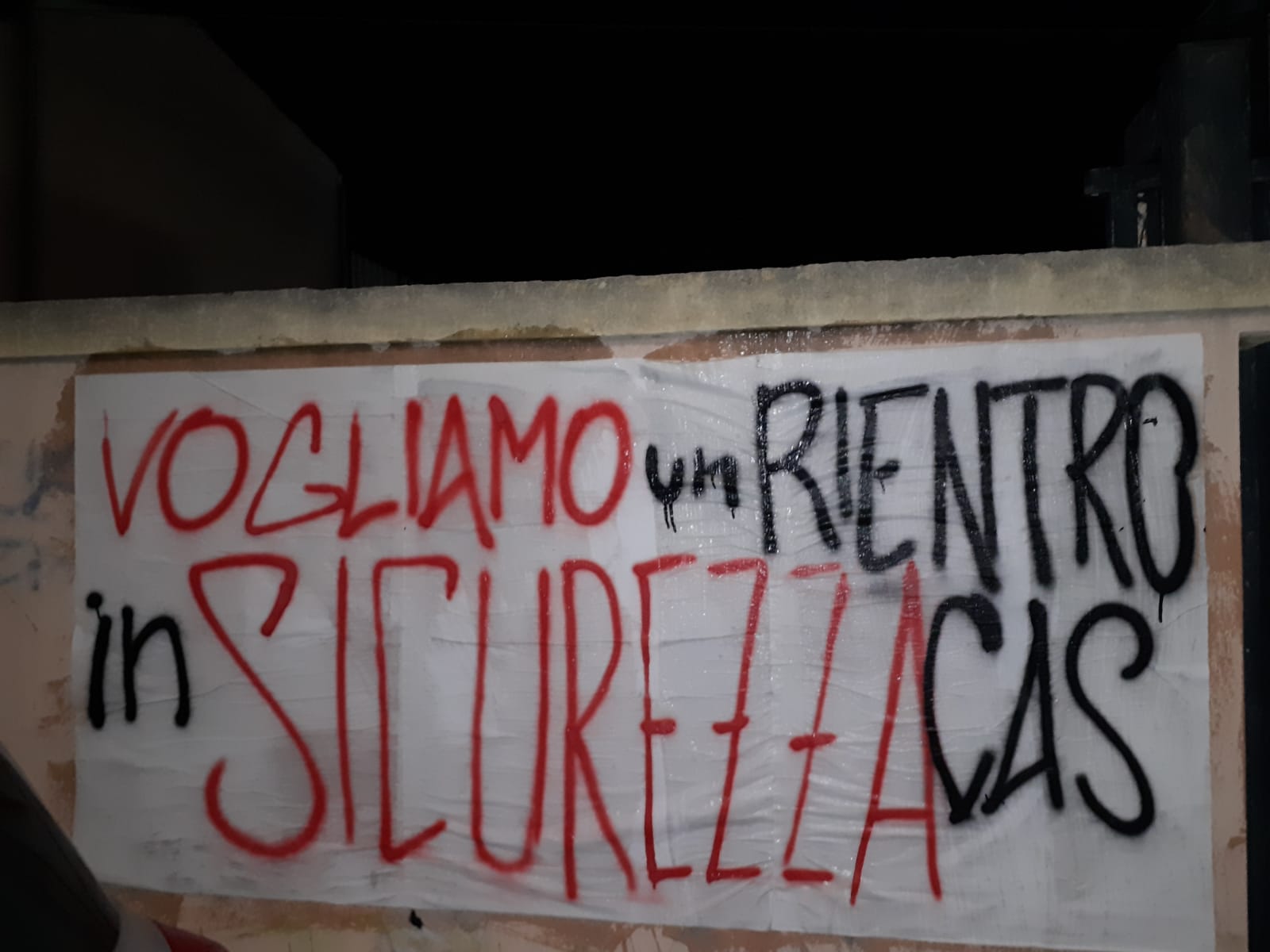 Rientro a scuola a Catania, spuntano striscioni di protesta