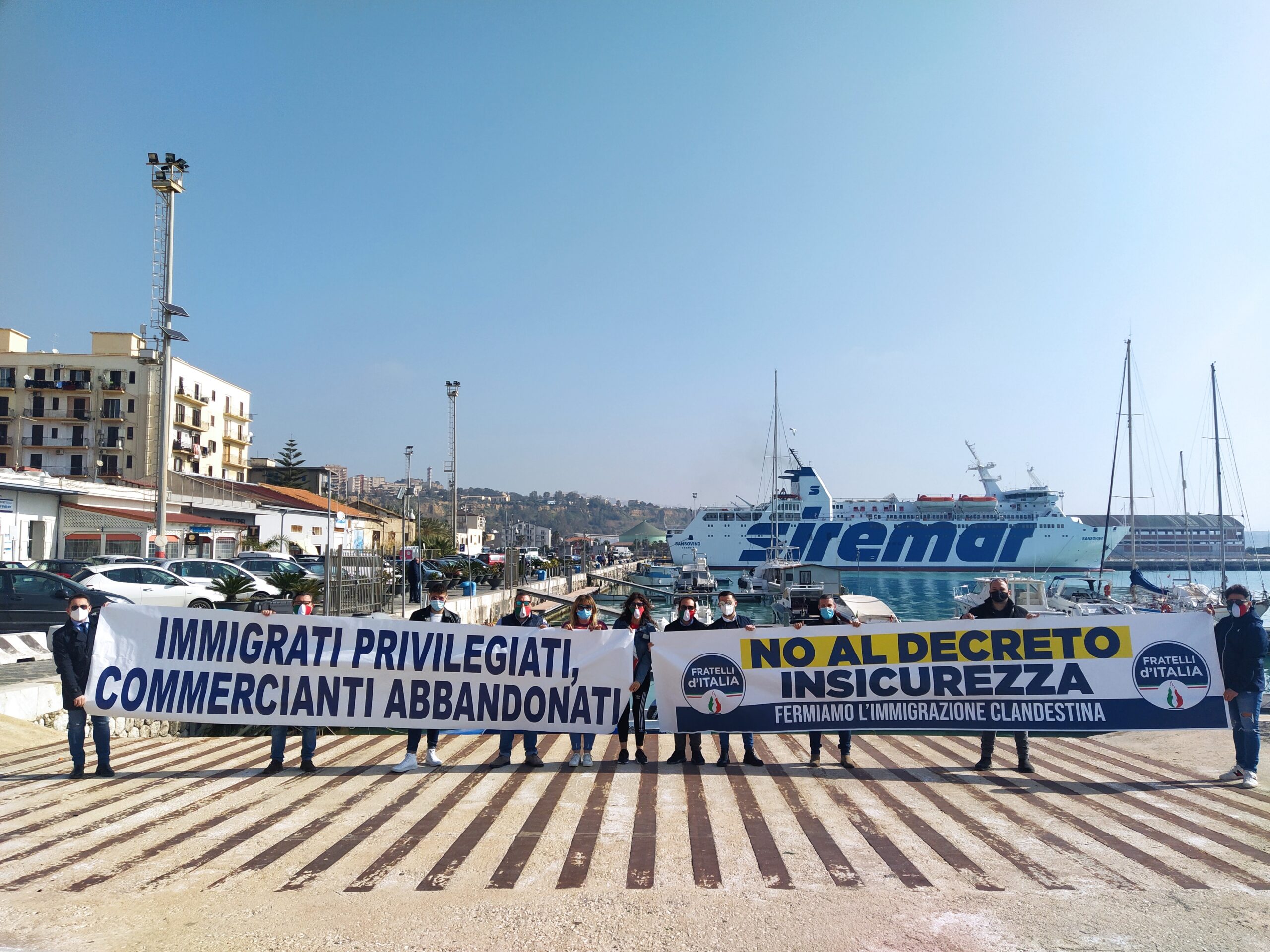 Flash mob di FdI contro gli sbarchi a Porto Empedocle (Ag)