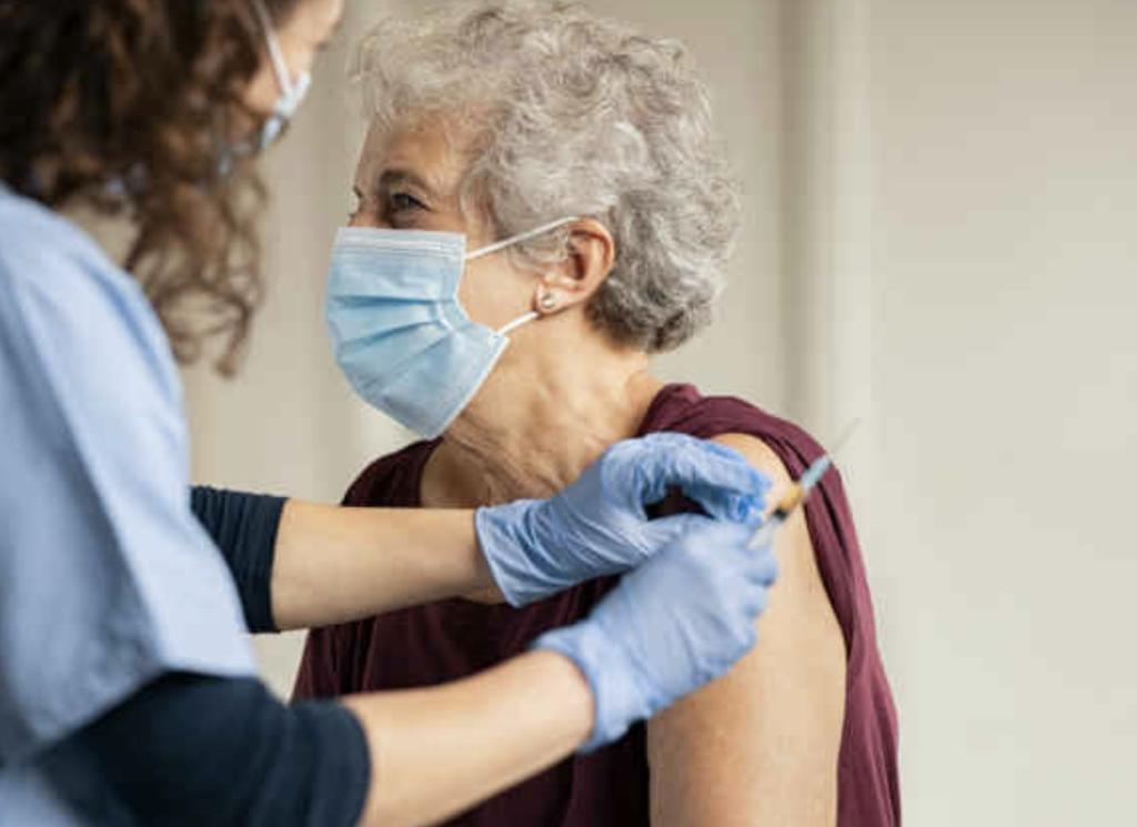 Prenotazione vaccini over 80 Sicilia, si fa online, ma non tutti lo sanno fare