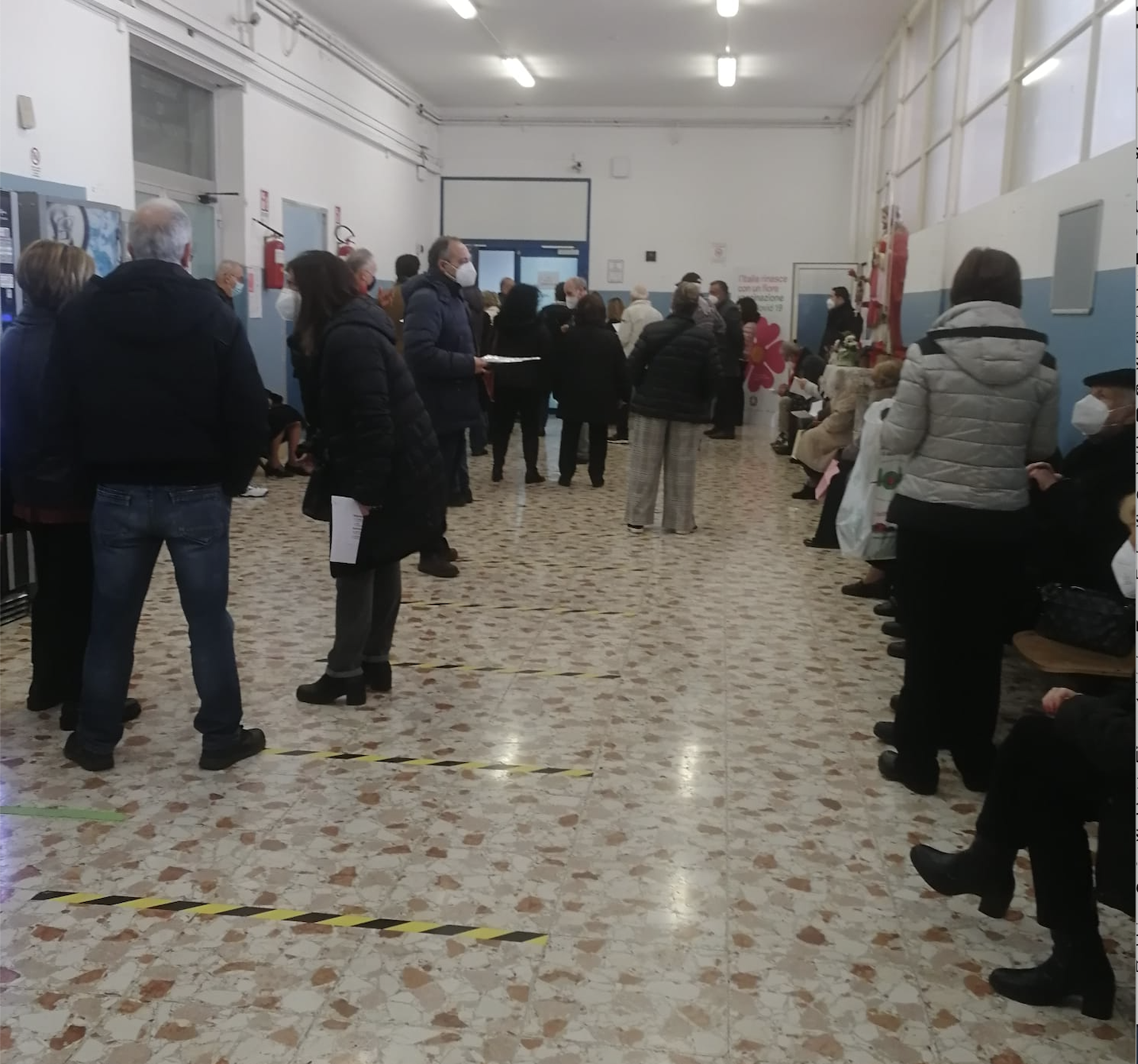 Primo giorno di vaccini agli over 80 a Palermo, code e attese