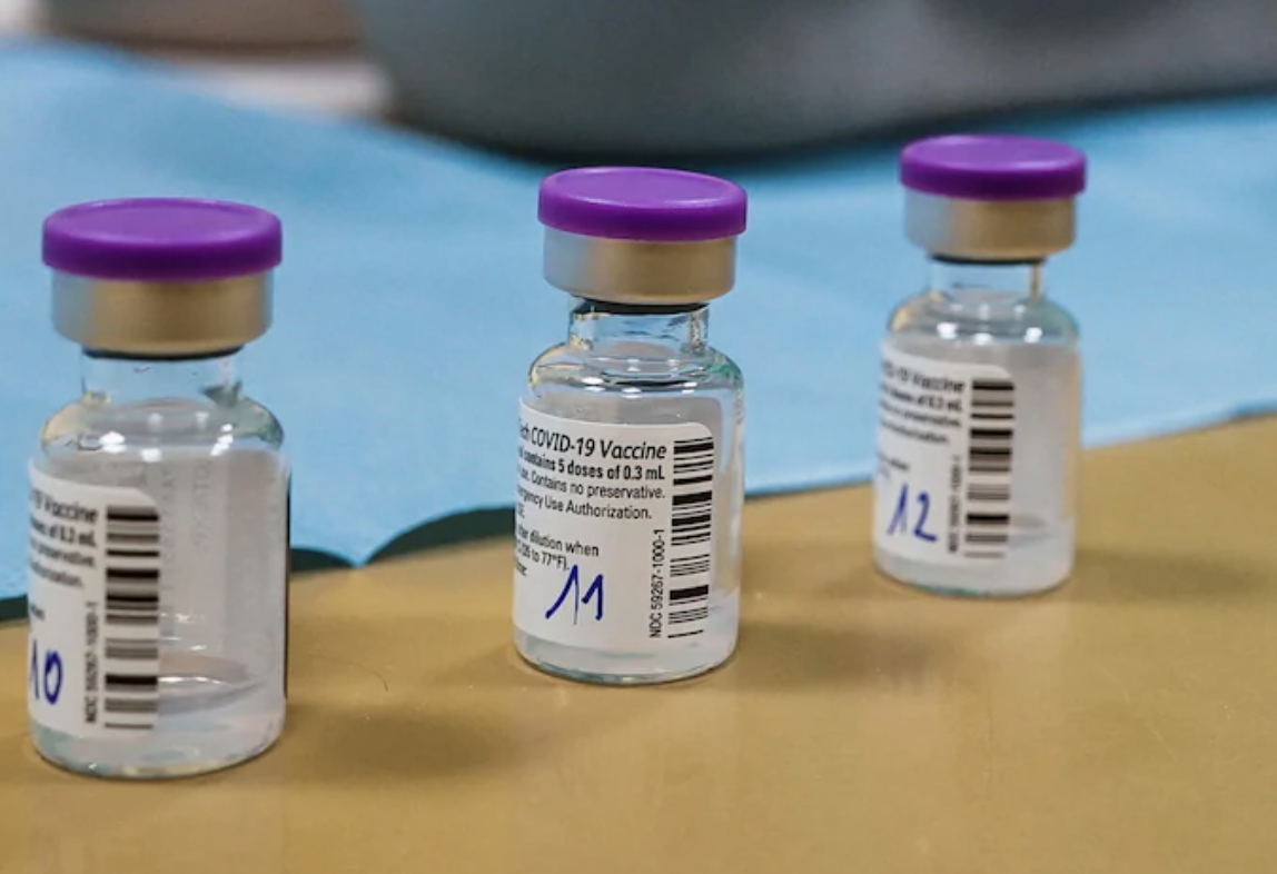 Vaccini, possibile cambio strategia: usare tutte le dosi subito