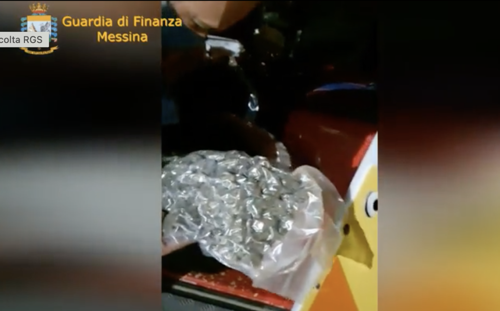 Droga su un’ambulanza a Messina, 30 kg di marijuana: due arresti
