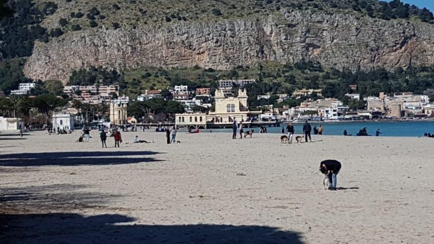 Tutti in spiaggia a Mondello: torna il divieto di stazionamento