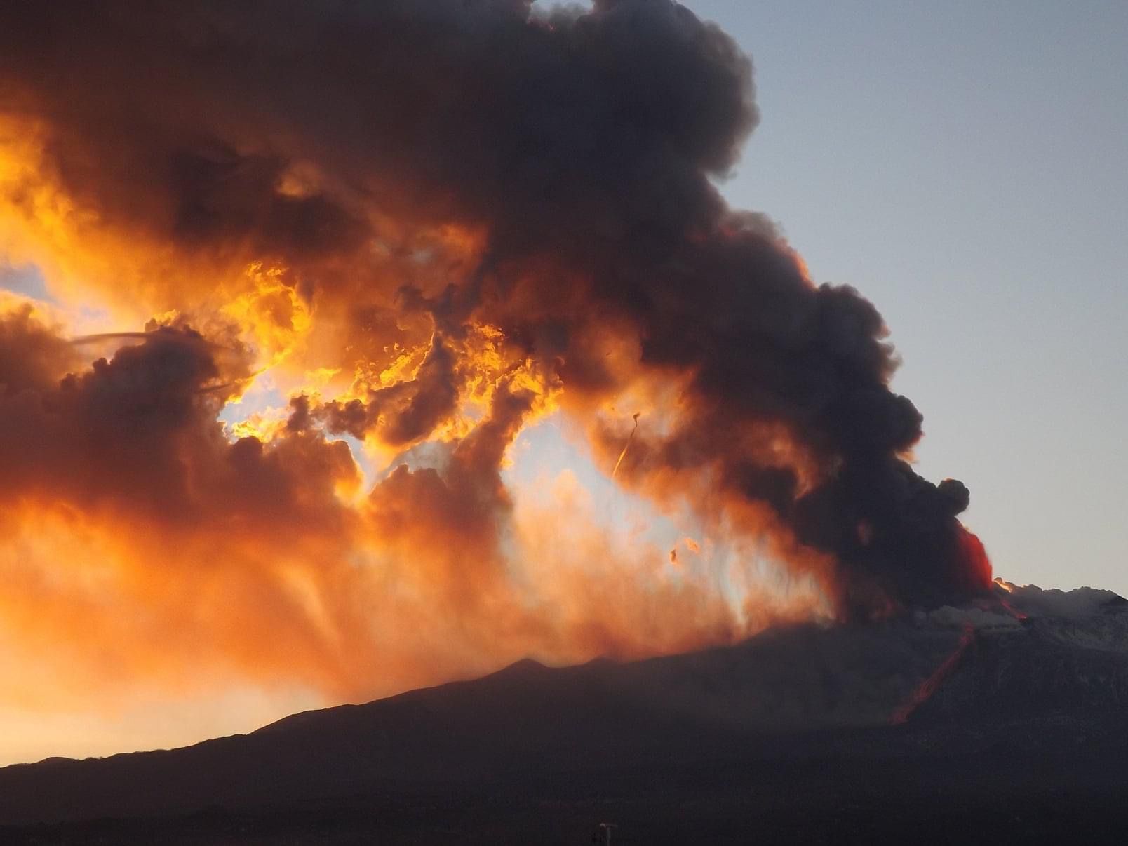 Emergenza cenere vulcanica nel catanese, disposte limitazioni al traffico