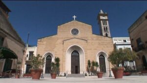 Una storia tragicomica consumata all'interno di una chiesa di San Cipirrello in provincia di...