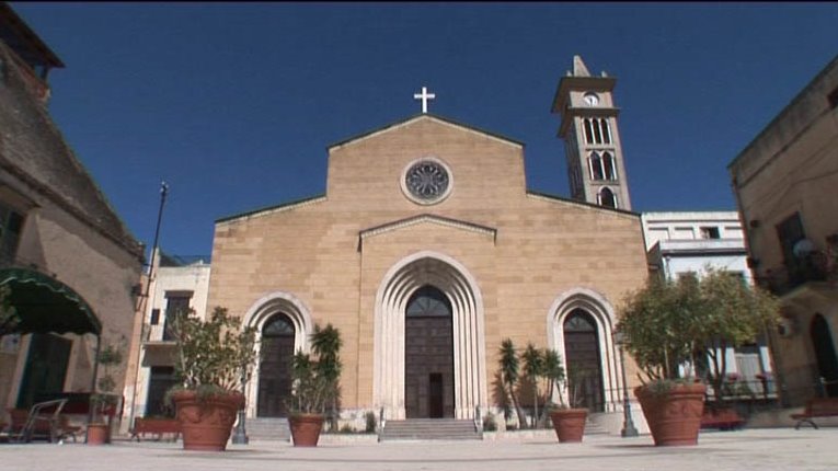Botte al battesimo per le foto di famiglia in una chiesa di San Cipirrello