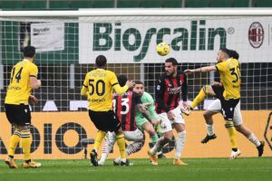 ROMA (ITALPRESS) - Il Milan rischia il ko casalingo ma riesce con un rigore trasformato da Kessie...