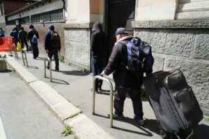 ROMA (ITALPRESS) - Secondo le stime preliminari dell'Istat, nel 2020 le famiglie in povertà assoluta...