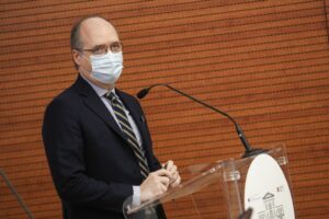 ROMA (ITALPRESS) - «Il vaccino di AstraZeneca è sicuro. Il rapporto tra benefici e rischi è...