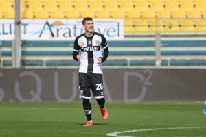 PARMA (ITALPRESS) - Il Parma, pieno di energie, batte 2-0 la Roma al 'Tardini' e trova tre punti...