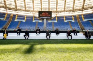 ROMA (ITALPRESS) - "Mi raccomando: 'sta serie va vista perché è simpatica e nello stesso tempo...