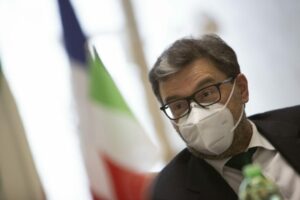 ROMA (ITALPRESS) - Alitalia "non può essere troppo pesante per volare e non può essere la compagnia...